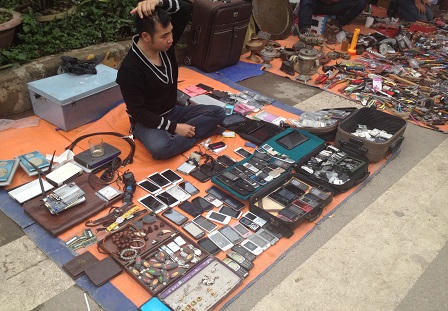 Phiên chợ đồ cổ độc đáo giữa lòng Thủ đô